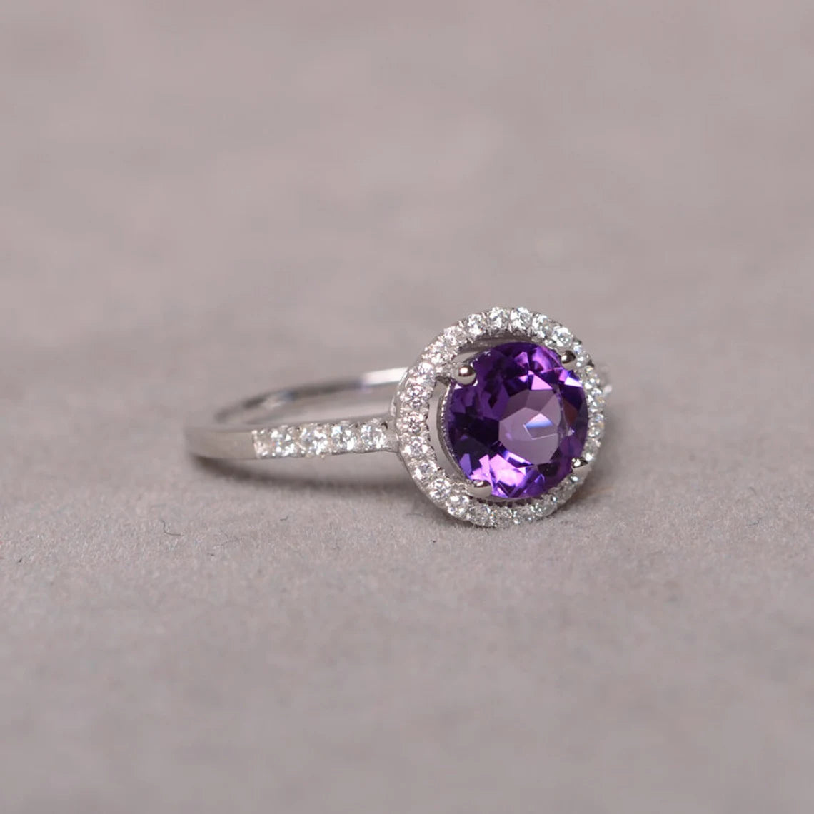 Natürlicher Amethyst-Halo-Ring im Rundschliff – Verlobungsring aus 925er Sterlingsilber