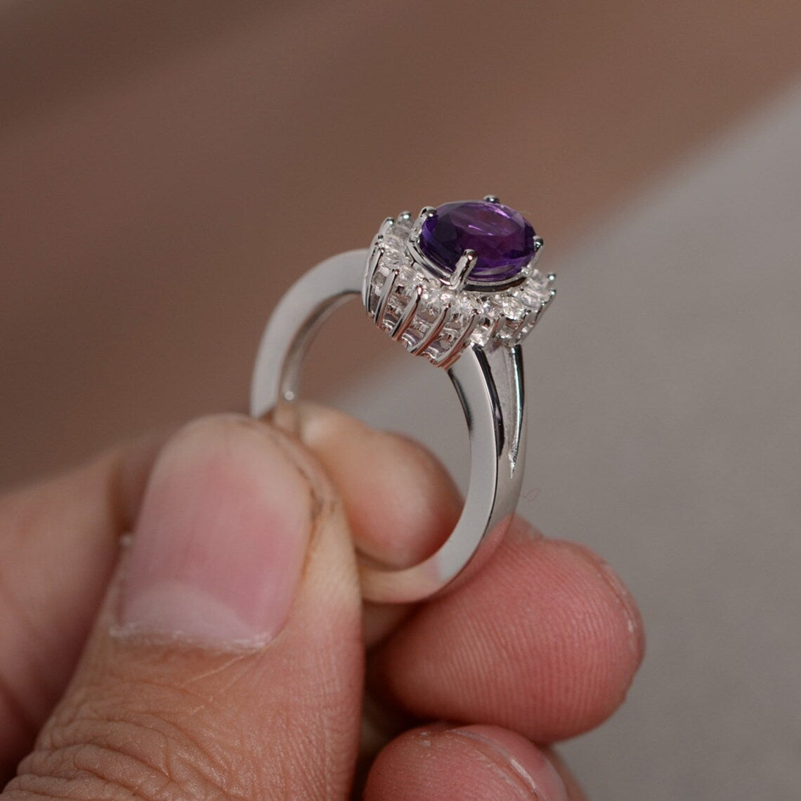 Natürlicher Amethyst-Halo-Ring im Ovalschliff – 925er Sterlingsilber