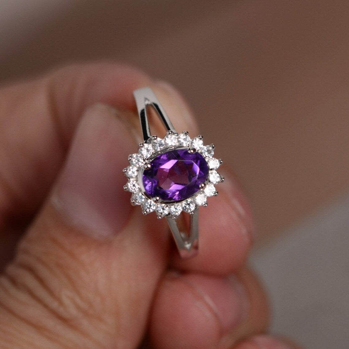 Natürlicher Amethyst-Halo-Ring im Ovalschliff – 925er Sterlingsilber