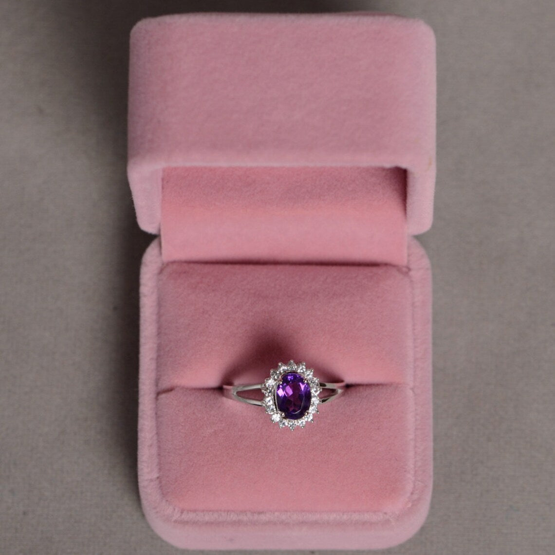 Natürlicher Amethyst-Halo-Ring im Ovalschliff – 925er Sterlingsilber