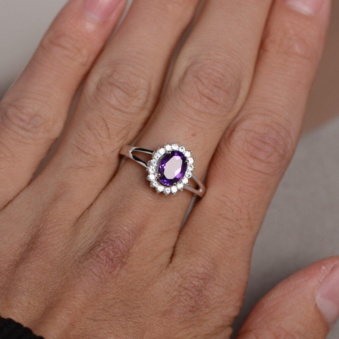 Natürlicher Amethyst-Halo-Ring im Ovalschliff – 925er Sterlingsilber