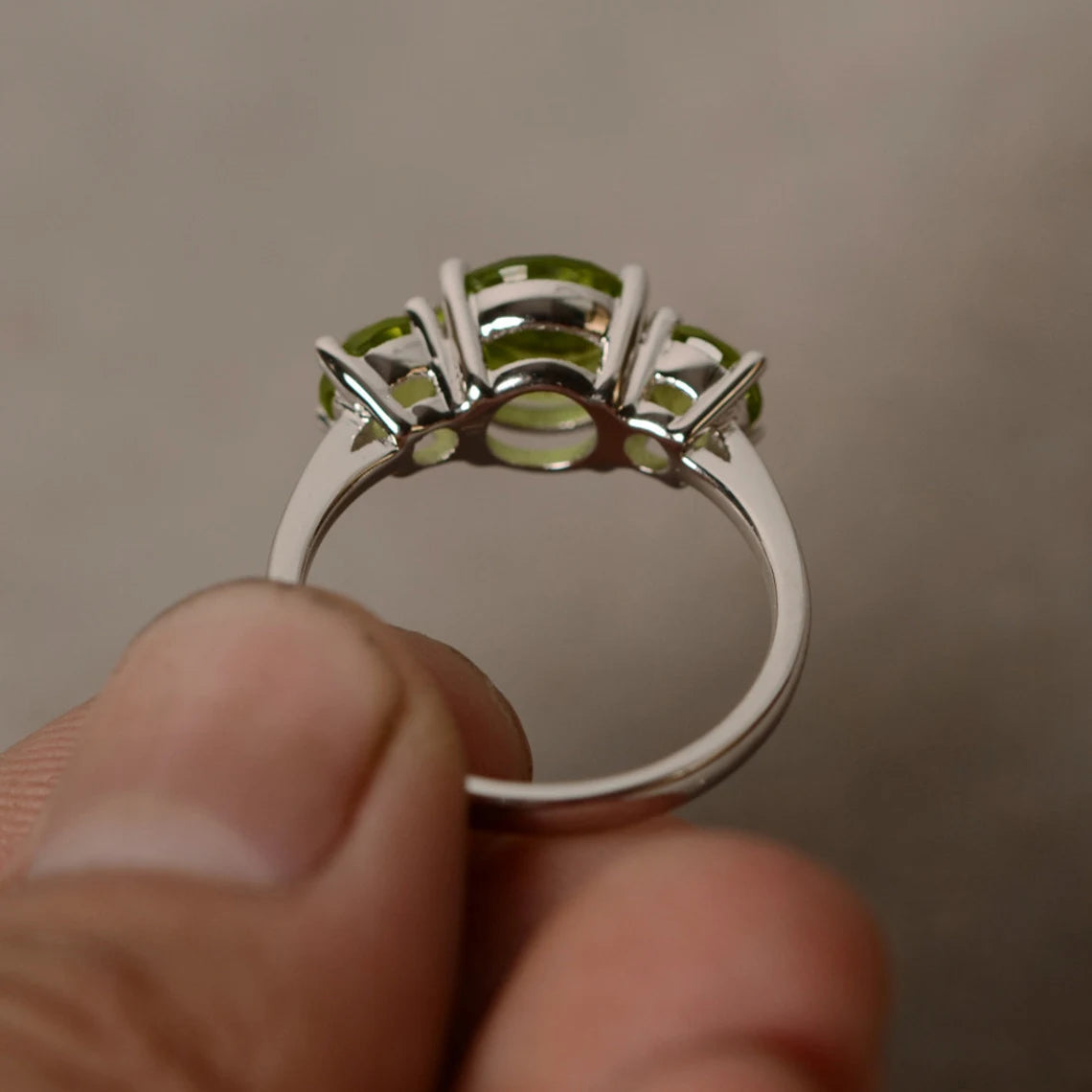 Natürlicher Peridot-Ring mit drei Steinen im Rundschliff – Ring aus 925er-Sterlingsilber