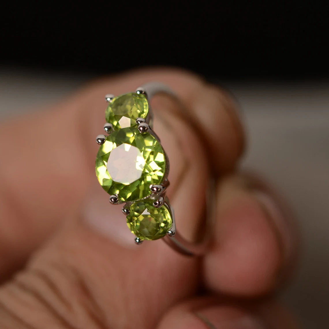 Natürlicher Peridot-Ring mit drei Steinen im Rundschliff – Ring aus 925er-Sterlingsilber