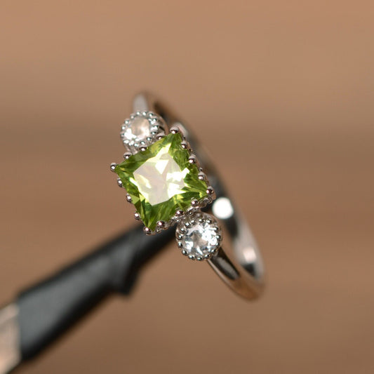 Natürlicher Peridot-Verlobungsring im Quadratschliff – Ring aus 925er Sterlingsilber