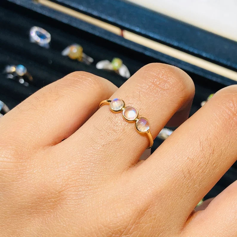 Bague demi-éternité en pierre de lune arc-en-ciel - Bagues en vermeil en or 14 carats