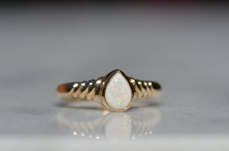 Bague solitaire en opale éthiopienne en forme de larme créée en laboratoire - Bague en vermeil en or 14 carats