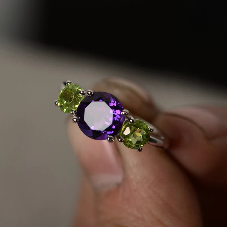 Natürlicher Amethyst- und Peridot-Ring mit drei Steinen im Rundschliff – Ring aus 925er Sterlingsilber