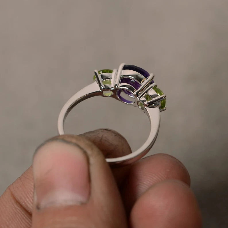 Natürlicher Amethyst- und Peridot-Ring mit drei Steinen im Rundschliff – Ring aus 925er Sterlingsilber