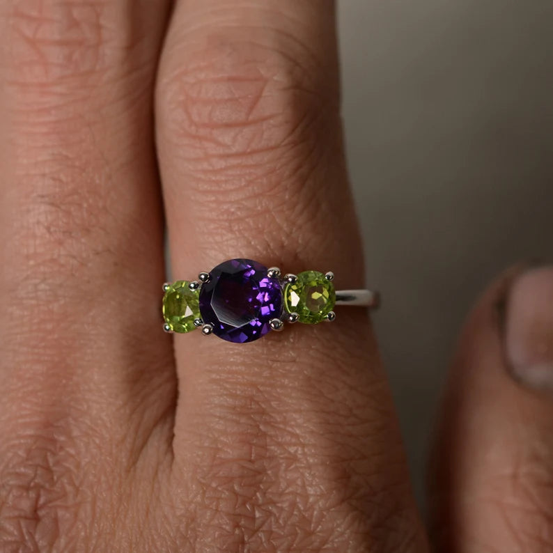 Natürlicher Amethyst- und Peridot-Ring mit drei Steinen im Rundschliff – Ring aus 925er Sterlingsilber