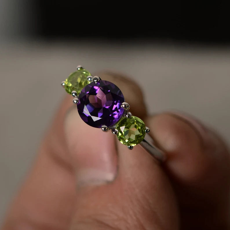 Natürlicher Amethyst- und Peridot-Ring mit drei Steinen im Rundschliff – Ring aus 925er Sterlingsilber